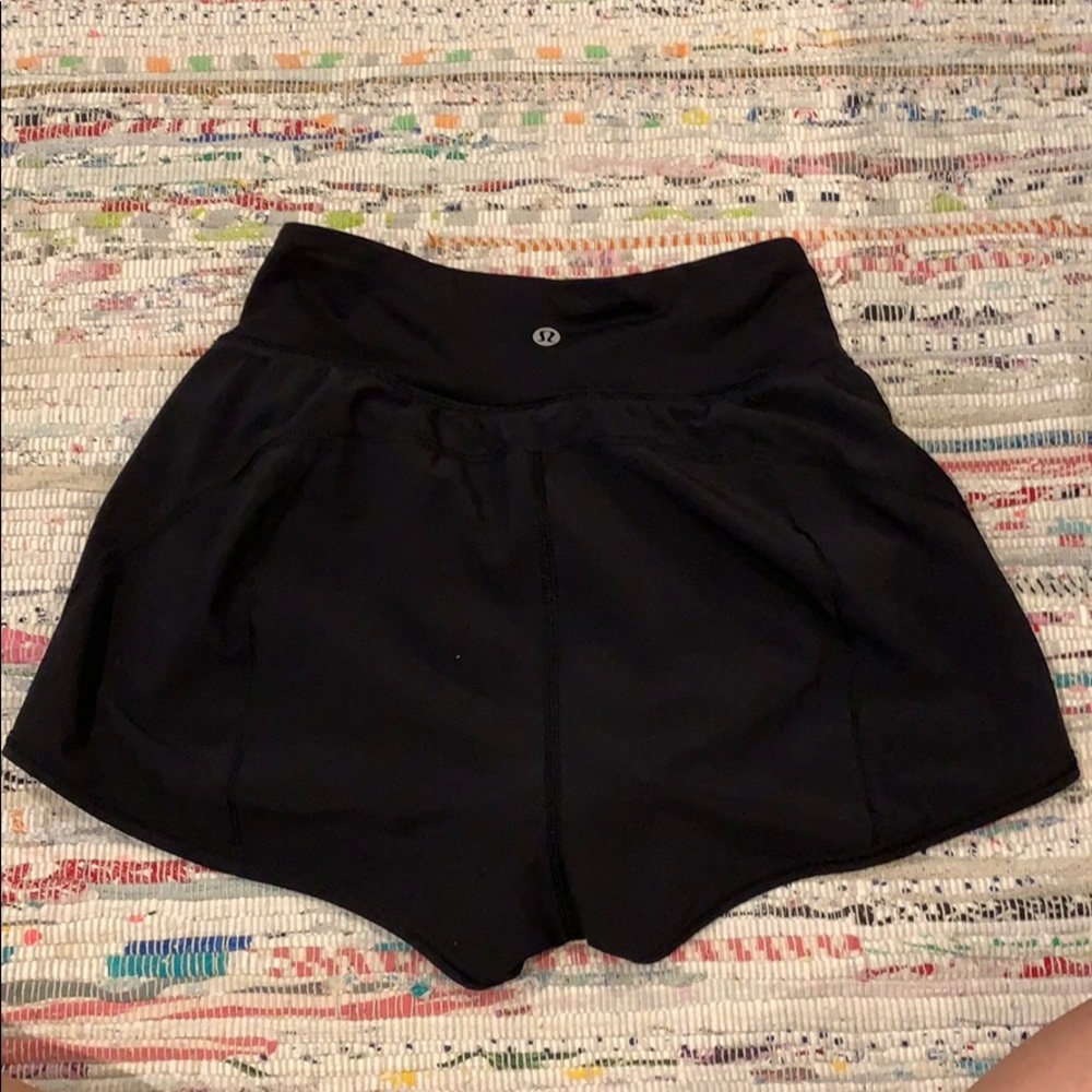 black lululemon shorts